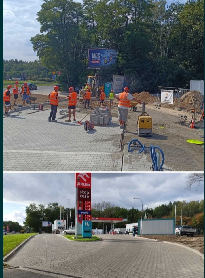 Prace brukarskie na stacji Orlen: ekipa w pomarańczowych kamizelkach układa szarą kostkę przy dystrybutorach paliw, widoczny ciężki sprzęt i materiały budowlane.