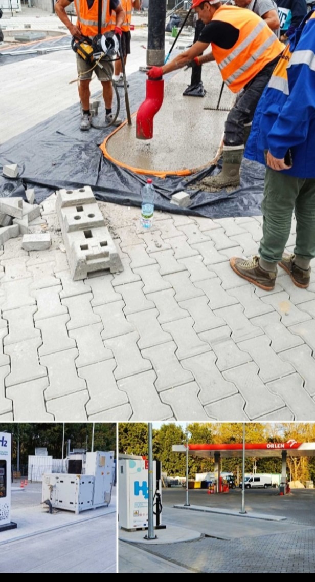 Montaż kostki brukowej typu I na placu budowy z użyciem pompy do betonu i wibratora. Widoczne przygotowane podłoże i ułożona część nawierzchni. Dół zdjęcia to kolaż stacji paliw.