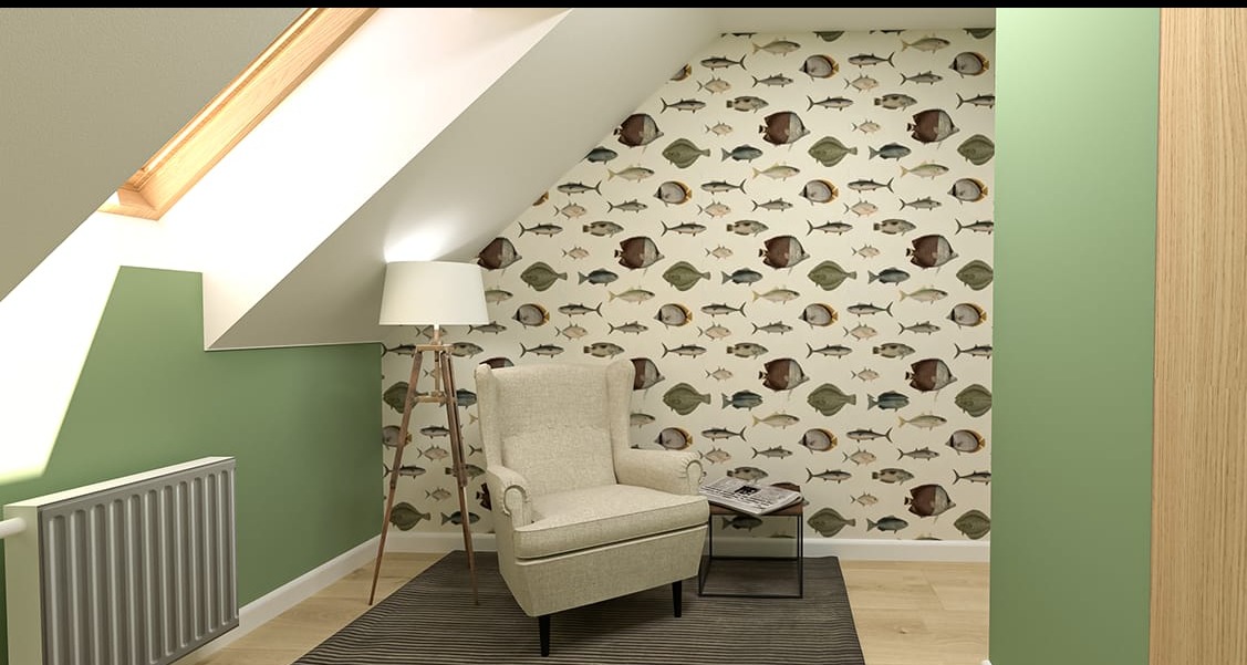 Pokój na poddaszu z oknem dachowym, fotel z wysokim oparciem, lampa trójnóg i ściana w ryby. Zielone ściany i podłoga z paneli.