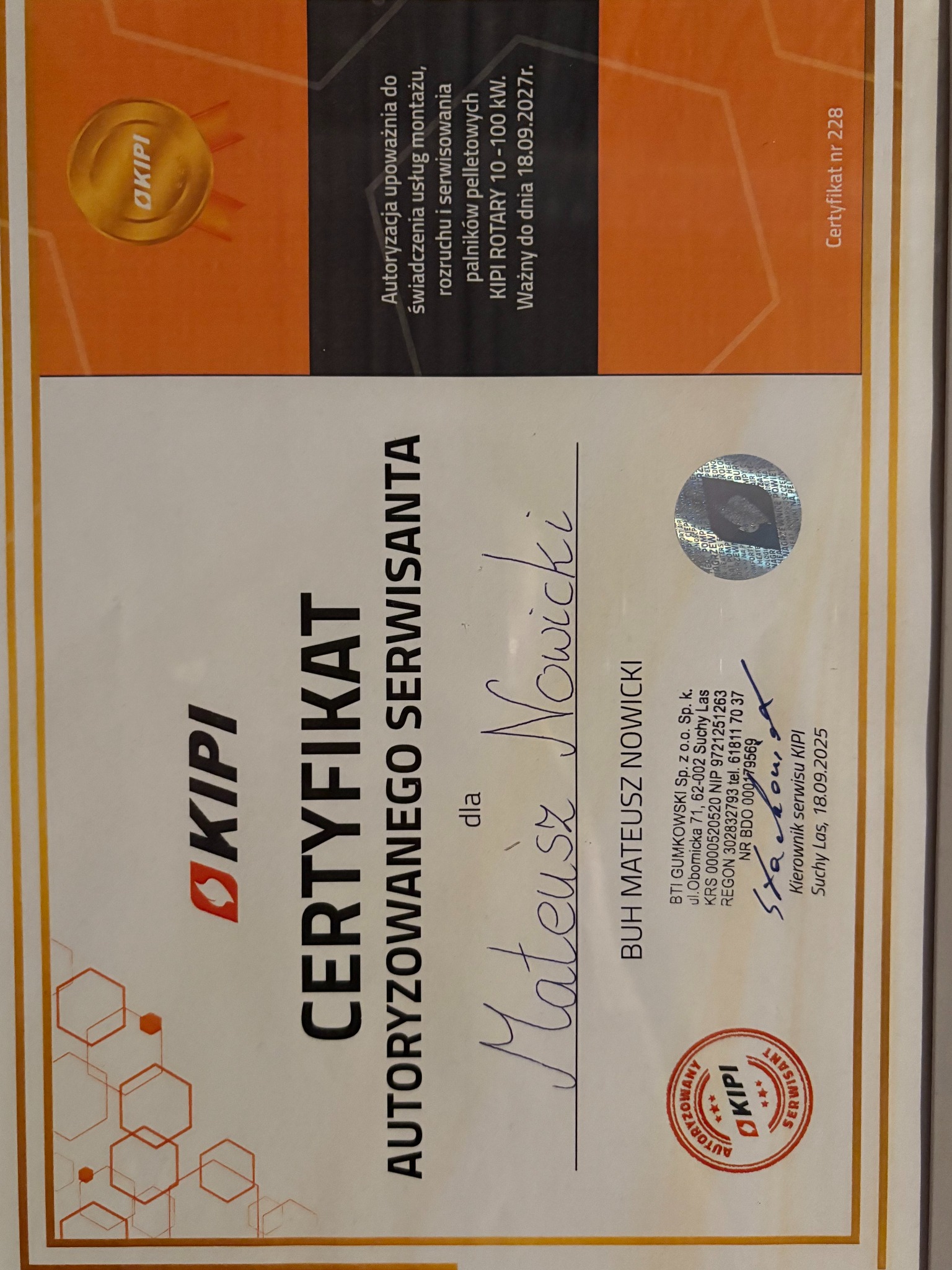 Certyfikat autoryzowanego serwisanta KIPI dla Mateusza Nowickiego, upoważniający do montażu, rozruchu i serwisowania palników pelletowych, ważny do 18.09.2027.