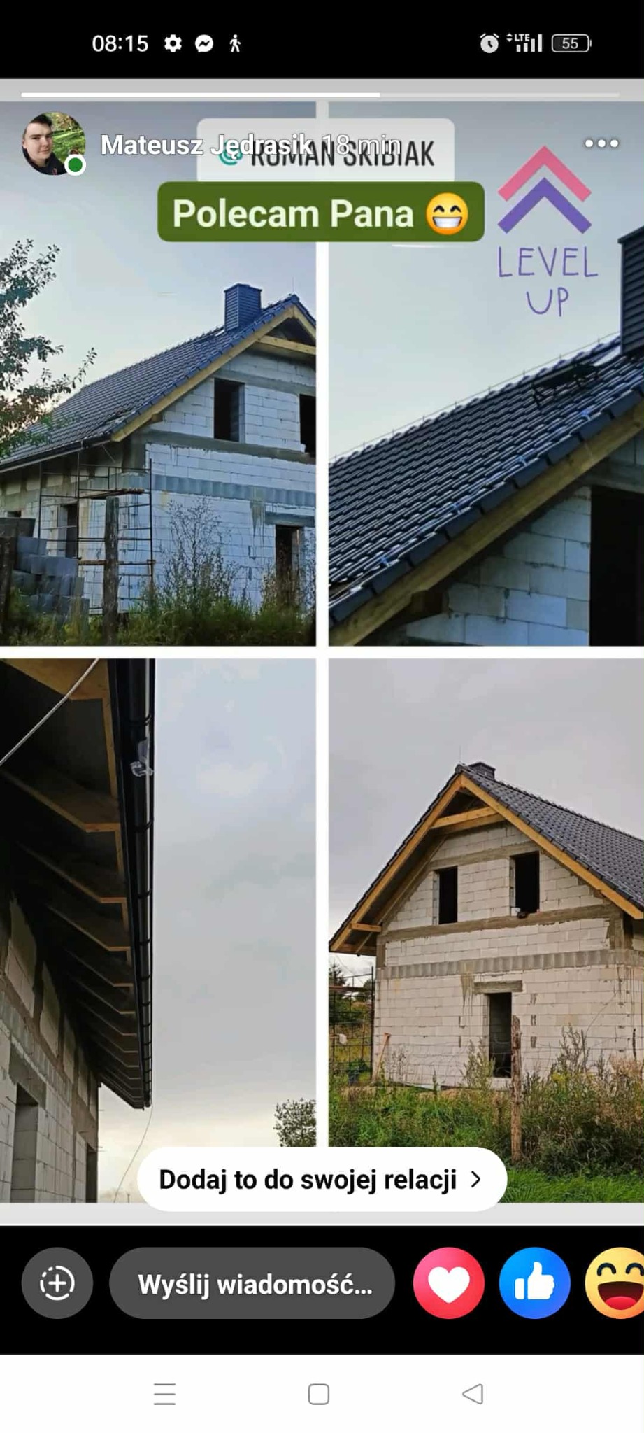 Czteropanelowe ujęcie domu w trakcie budowy: surowy stan, częściowo pokryty dach, widoczne rynny i więźba. Prezentacja postępu prac dekarskich.