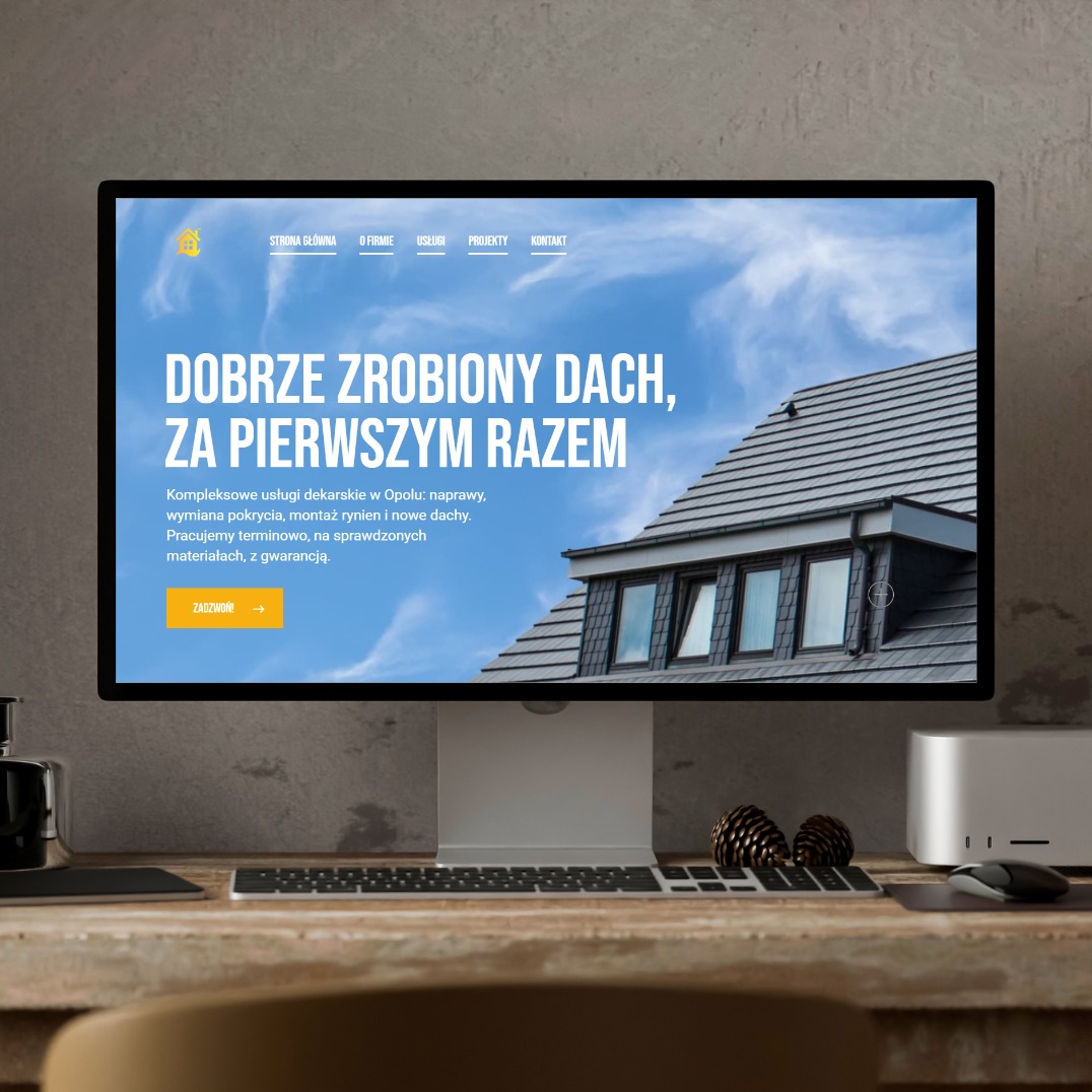 Monitor wyświetla stronę internetową firmy dekarskiej z Opola, prezentującą usługi naprawy i montażu dachów. W tle błękitne niebo i fragment dachu.