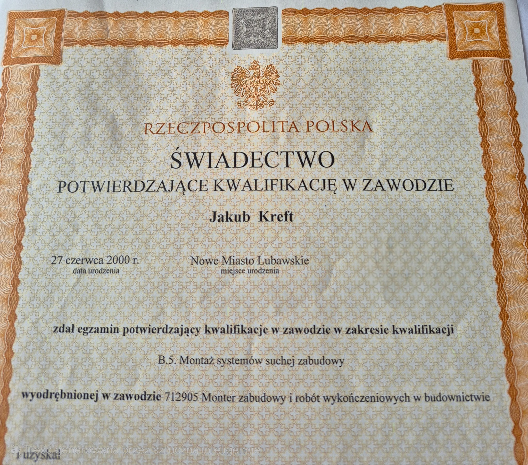 Świadectwo kwalifikacji zawodowej montera zabudowy i robót wykończeniowych w budownictwie, wydane w Polsce, z datą urodzenia 27 czerwca 2000 r.
