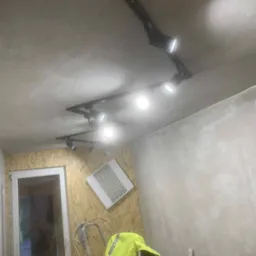 Montaż szyny oświetleniowej