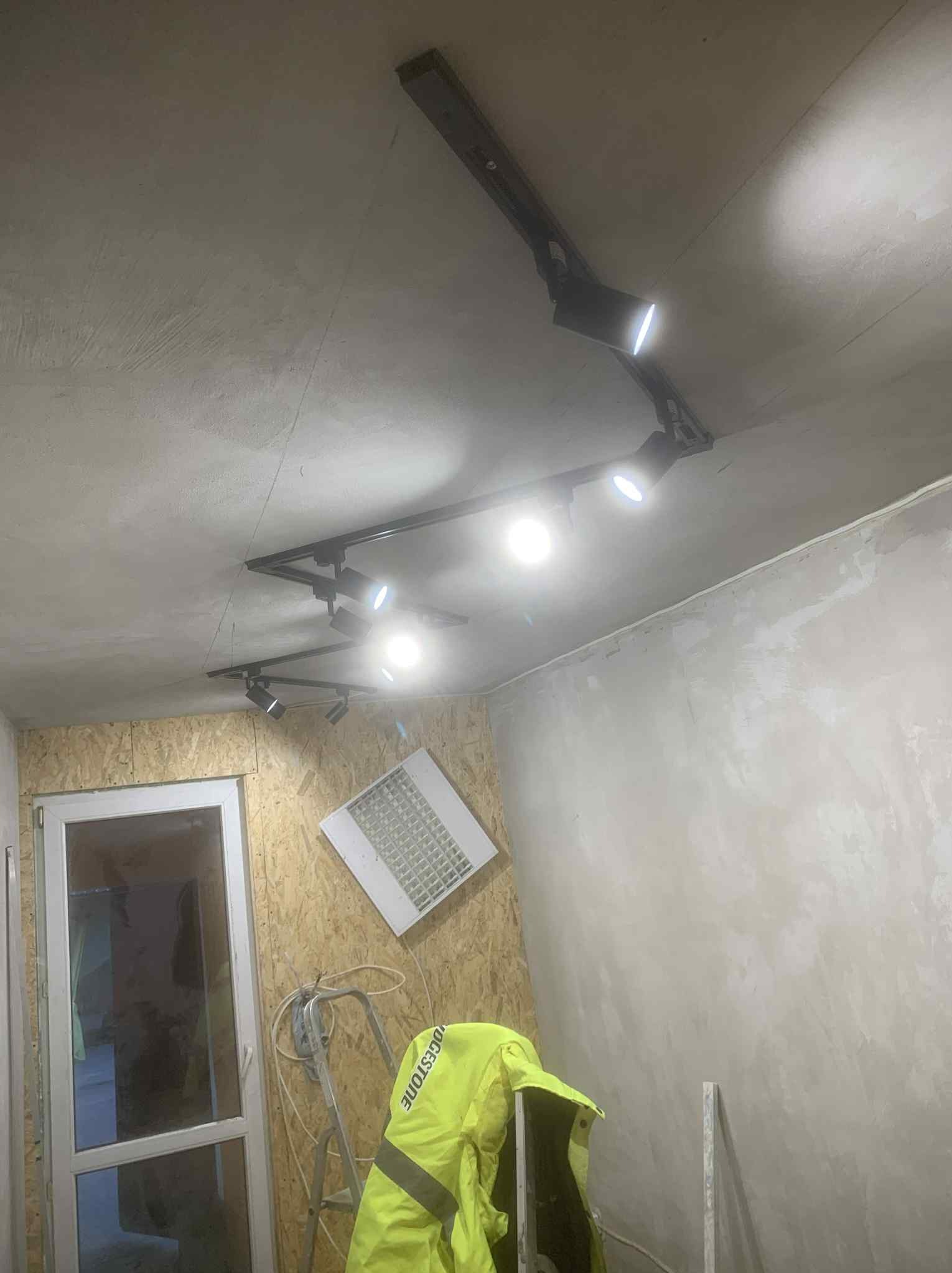 Montaż szyny oświetleniowej