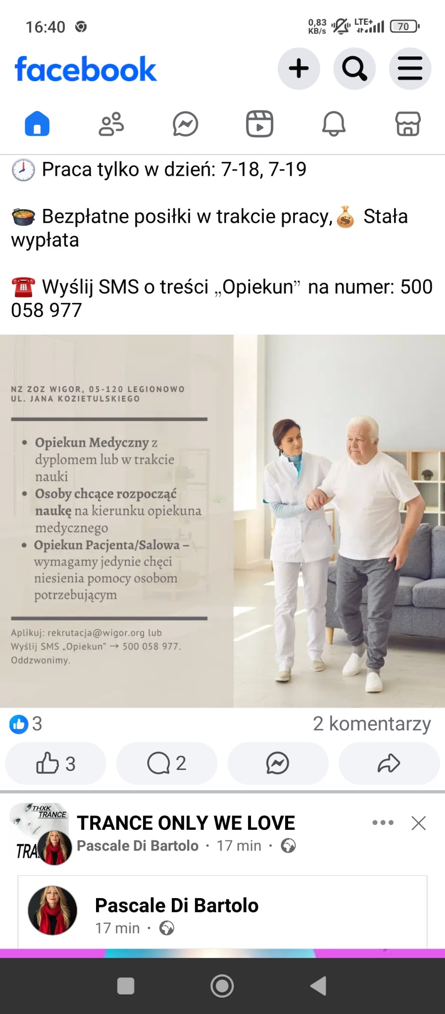 Opiekunka medyczna w białym uniformie wspiera starszego mężczyznę podczas chodzenia. Jasne, przestronne wnętrze. Rekrutacja na stanowisko opiekuna.