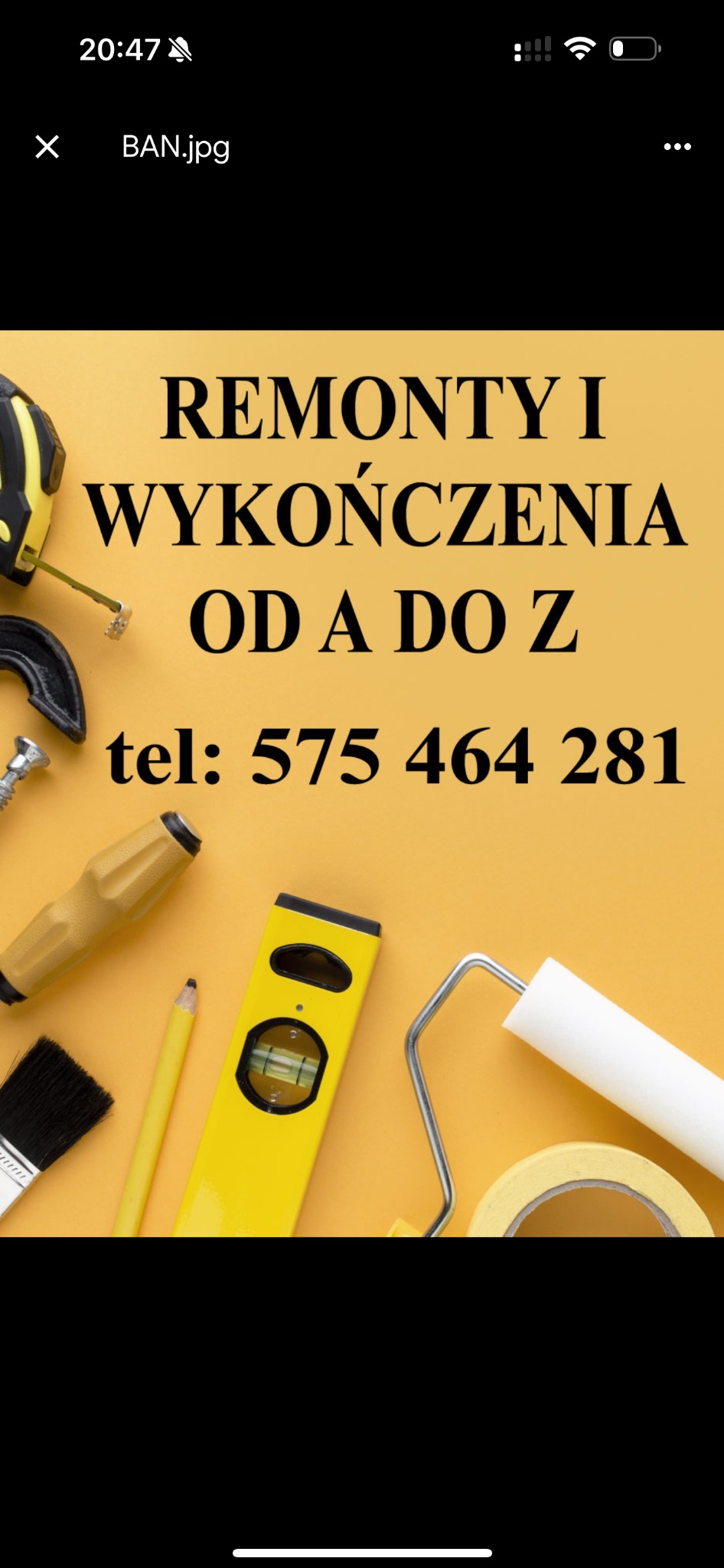 Żółty baner reklamowy z narzędziami: miara, poziomica, pędzel, wałek, ołówek, śrubokręt. Napis: Remonty i wykończenia od A do Z, tel: 575 464 281.