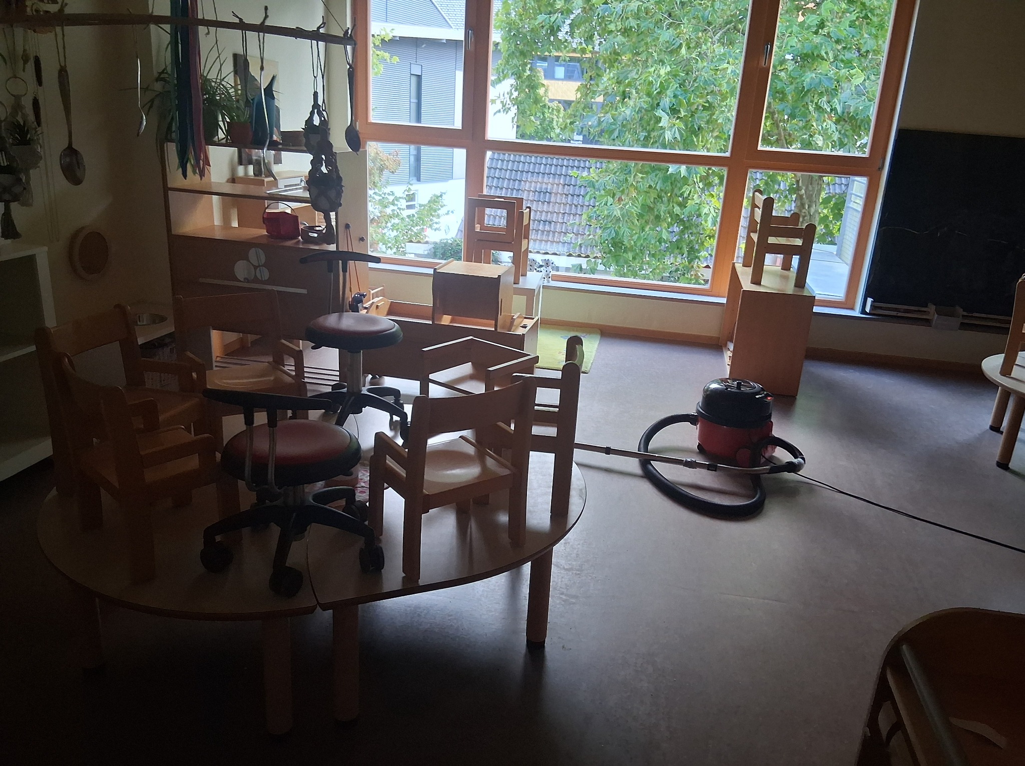 sprzątanie sali przedszkolnej