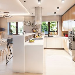 Your Hub Sp. z o.o. - Wizualizacja jasnej kuchni z białymi meblami, drewnianymi akcentami i dużymi oknami. Stół z krzesłami w części jadalnej, minimalistyczne oświetlenie.