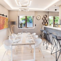 Your Hub Sp. z o.o. - Wizualizacja jasnej kuchni z jadalnią: białe krzesła, drewniany stół, bar z hokerami, okno z widokiem na zieleń. Geometryczne lampy sufitowe i abstrakcyjny obraz.