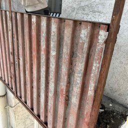 Demontaż balkonów (usunięcie barierek oraz skucie posadzi )