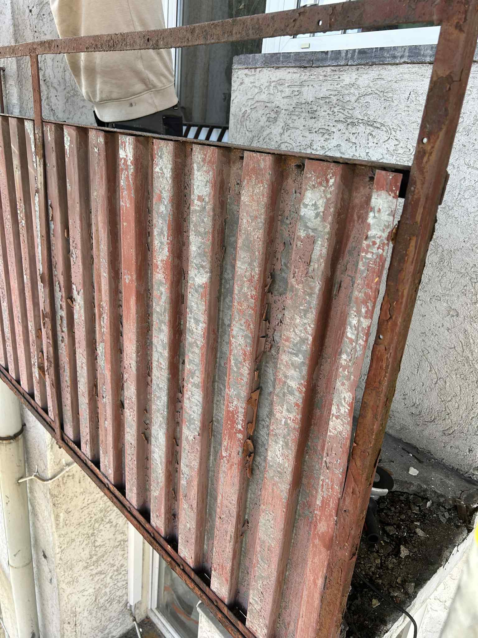 Demontaż balkonów (usunięcie barierek oraz skucie posadzi )