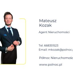 Północ Nieruchomości - Portret agenta nieruchomości Mateusza Kozaka w garniturze na białym tle z danymi kontaktowymi firmy Północ Nieruchomości Wieliczka, w żółtej ramce.
