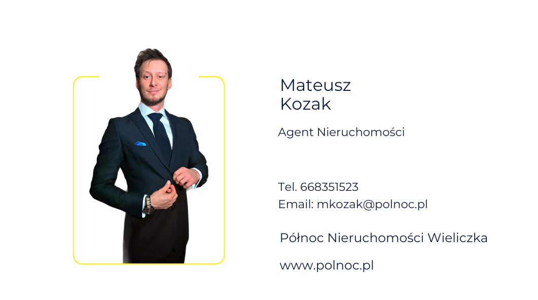 Portret agenta nieruchomości Mateusza Kozaka w garniturze na białym tle z danymi kontaktowymi firmy Północ Nieruchomości Wieliczka, w żółtej ramce.