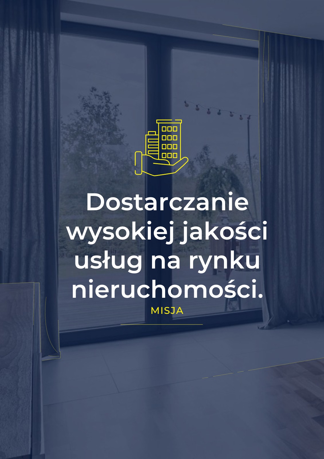 Okno z widokiem na zieleń i grafiką budynku w Myślenicach. Tekst: Dostarczanie wysokiej jakości usług na rynku nieruchomości. Misja.