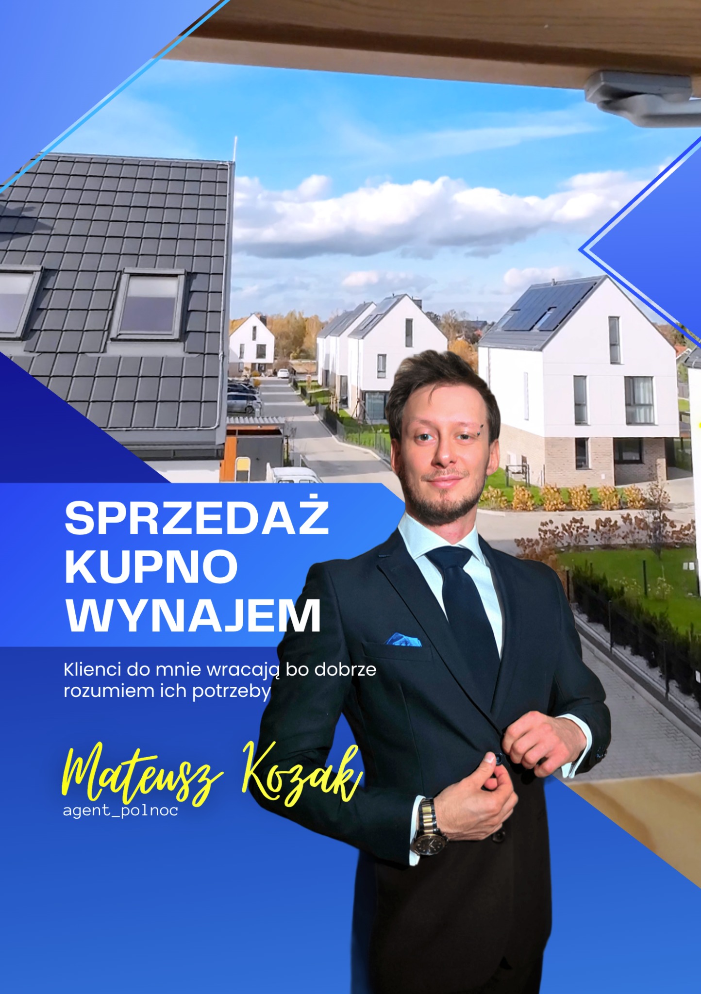 Agent nieruchomości Mateusz Kozak na tle osiedla domów jednorodzinnych. Grafika z napisem Sprzedaż, Kupno, Wynajem. Uśmiechnięty mężczyzna w garniturze.