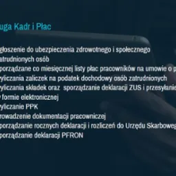 Obsługa kadr i płac: zgłoszenia, listy płac, deklaracje ZUS i PFRON, dokumentacja pracownicza. Tekst na tle tabletu, sugerujący cyfrową obsługę.