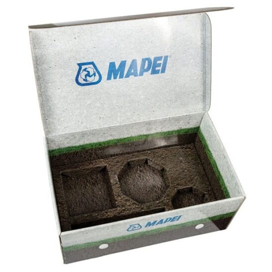 Otwarty, zadrukowany karton z logo MAPEI i zielonym paskiem. Wnętrze z wytłoczeniami na elementy. Widok z góry pod kątem.