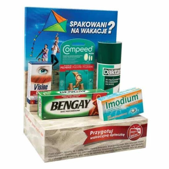 Wakacyjna apteczka: ulotka z motywem plaży, leki Visine, Compeed, Daktar, Bengay i Imodium. Zestawienie produktów na tle grafiki z motywem wakacyjnym.