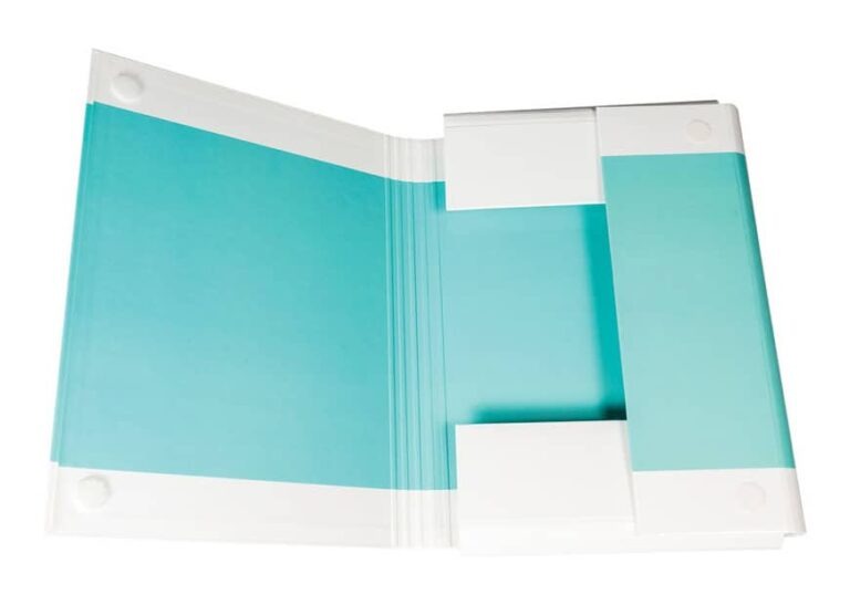 Rozłożona, turkusowo-biała teczka z przegródkami, widok z góry, ukazująca wewnętrzną strukturę i podział na sekcje.