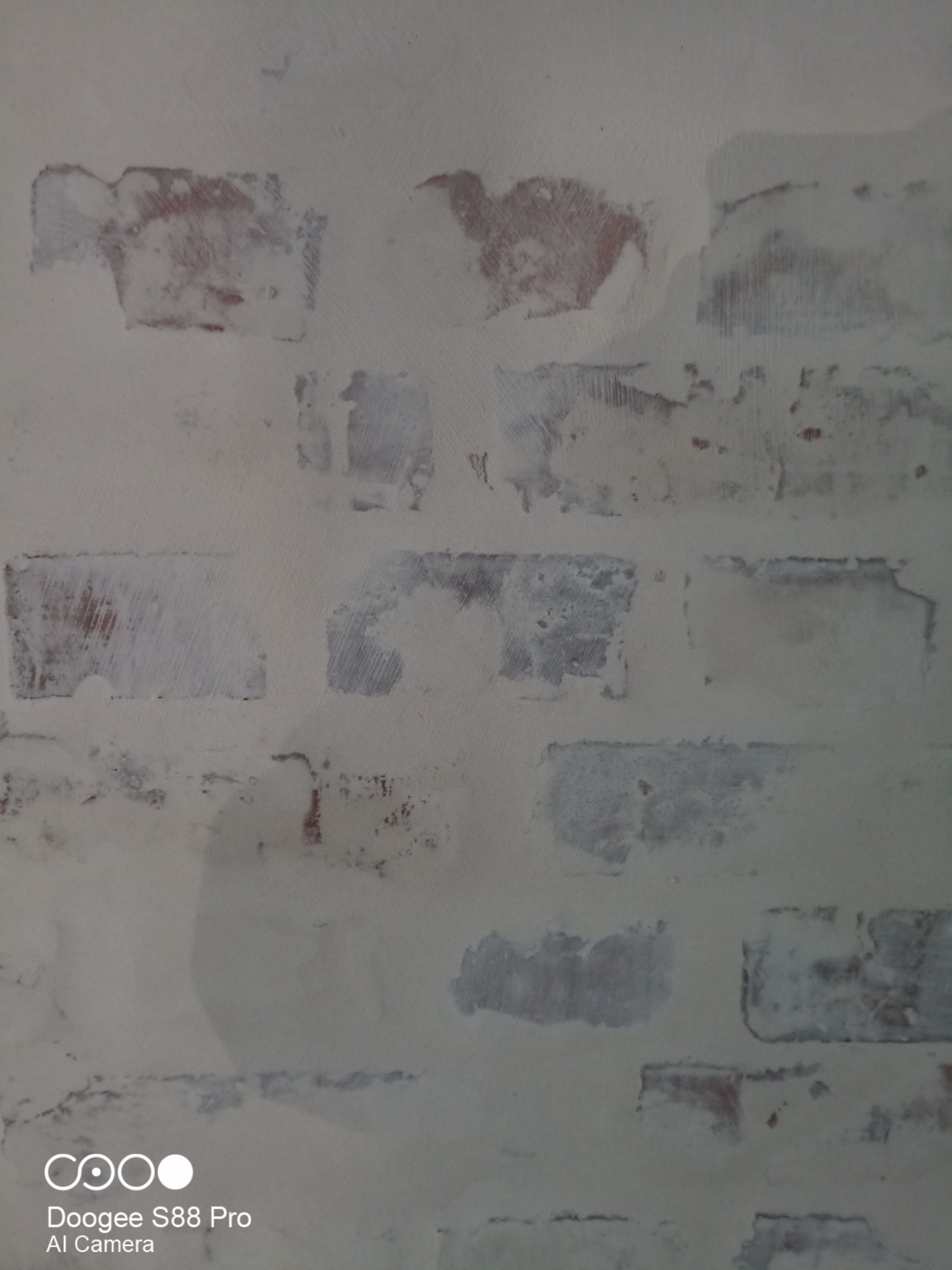 Ściana z imitacją cegły po szpachlowaniu, przygotowana do malowania. Widoczne ślady szpachli i niedokładności w strukturze. Delikatne nierówności podkreślają rustykalny charakter.