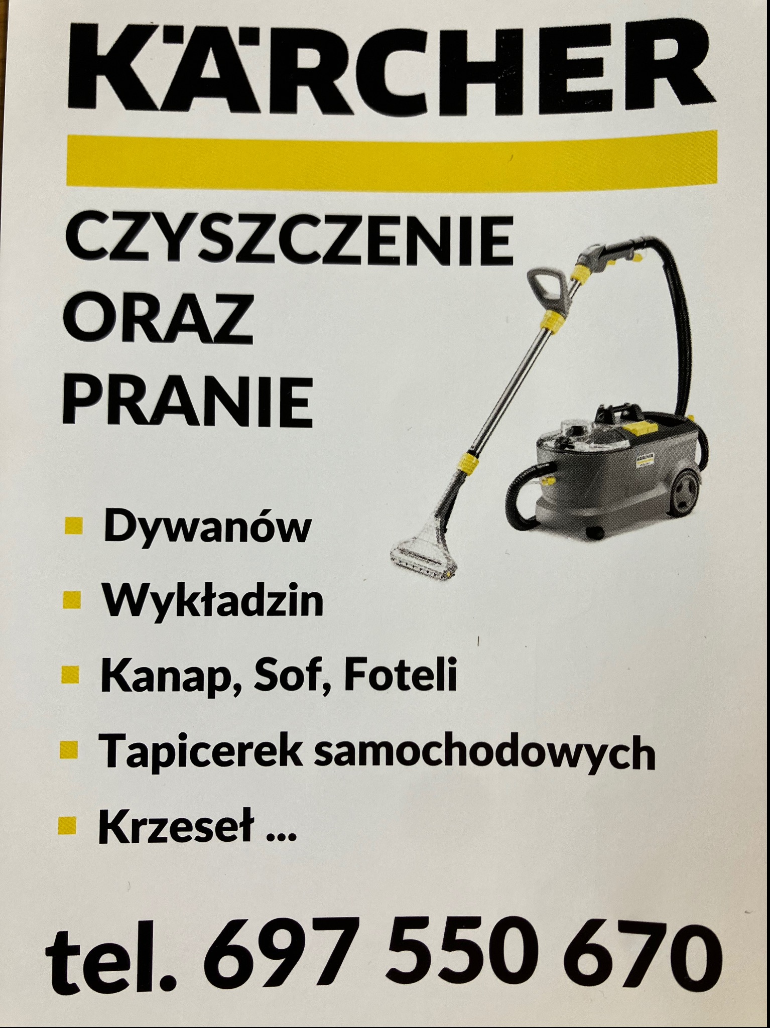 Plakat reklamowy z odkurzaczem Kärcher do czyszczenia dywanów, kanap i tapicerek. Widoczne hasło: Czyszczenie oraz pranie. Podany numer telefonu.