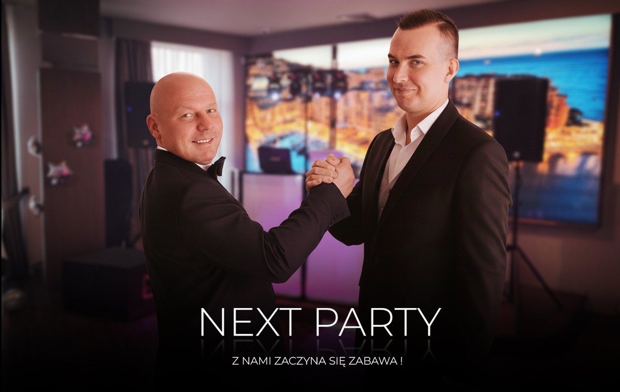 Uśmiechnięci mężczyźni w garniturach witają się na tle sceny z nagłośnieniem i oświetleniem. Promocja 'Next Party'.