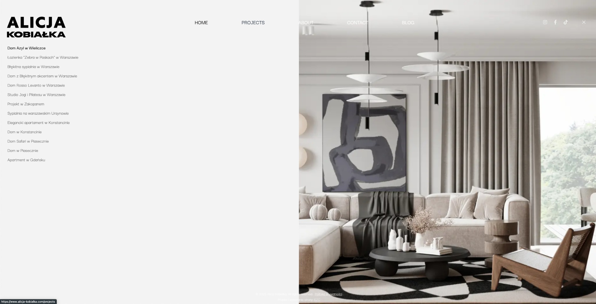 Strona internetowa projektanta wnętrz Alicji Kobialki z listą projektów po lewej i wizualizacją salonu z sofą i abstrakcyjnym obrazem po prawej.