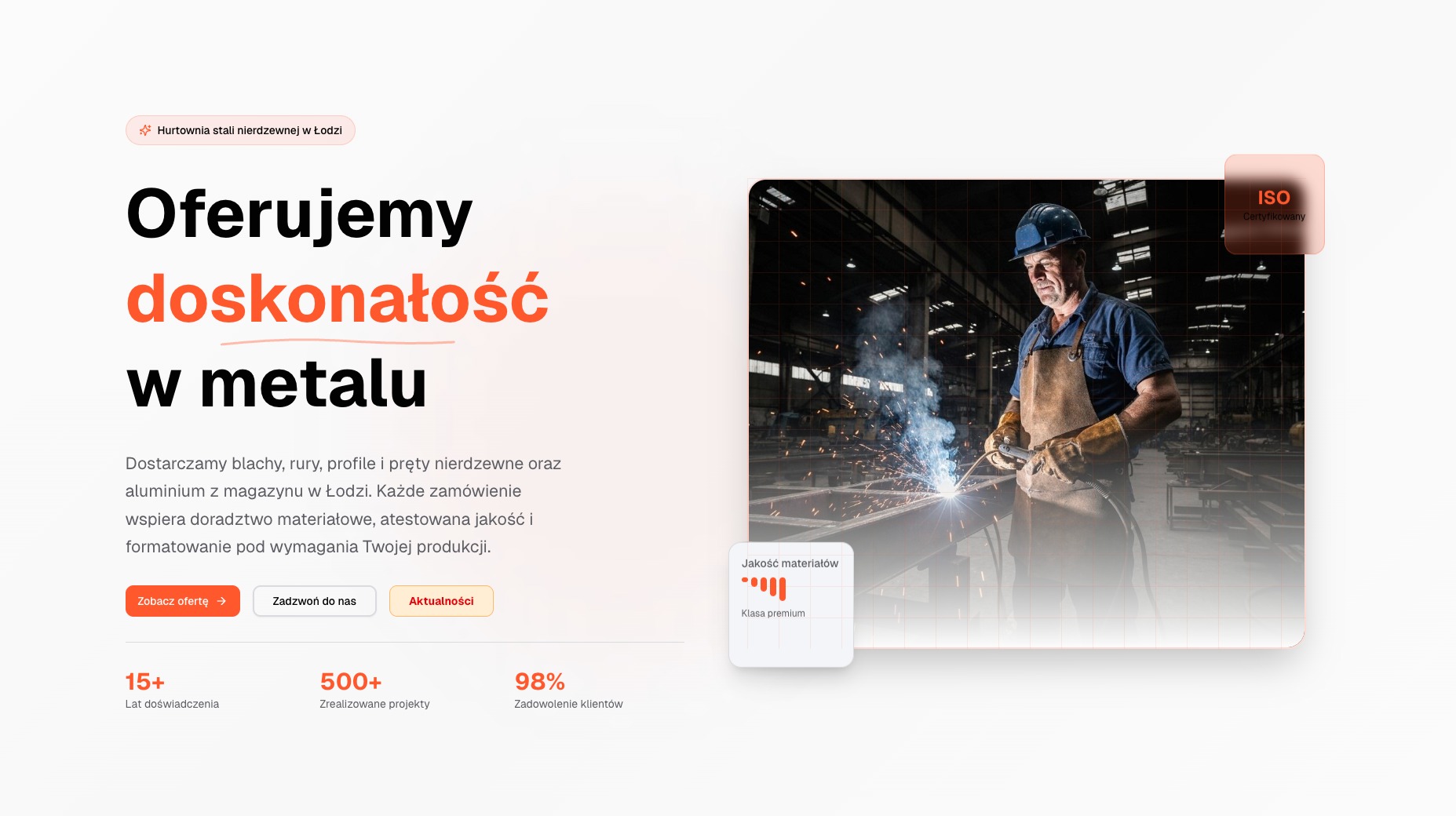 Spawacz w hełmie i rękawicach spawa metalową konstrukcję w hali produkcyjnej. W tle widoczne elementy konstrukcyjne i oświetlenie przemysłowe.