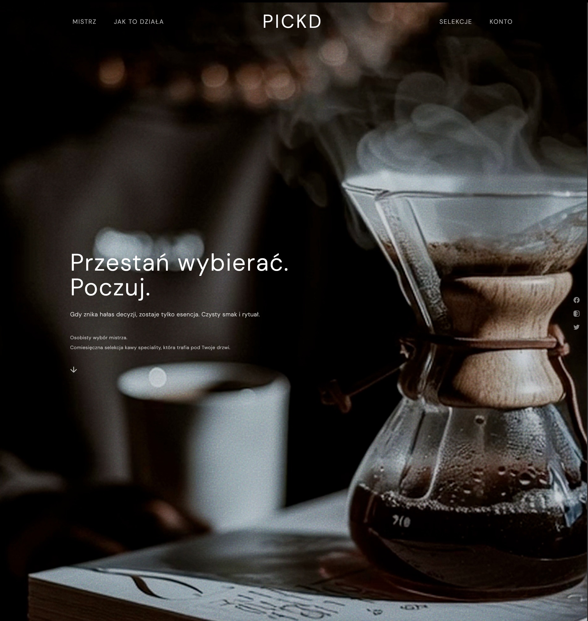 Strona internetowa z minimalistycznym designem, prezentująca zaparzacz do kawy Chemex z parującą kawą. Ciemne tło, jasne napisy i subtelne ikony mediów społecznościowych.