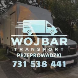 Samochód dostawczy z plandeką, z nałożonym logo firmy transportowej WOJBAR TRANSPORT PRZEPROWADZKI, zaparkowany na tle zieleni.