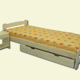 TRANSI P.U.H. - Drewniane łóżko pojedyncze z wysuwaną szufladą i szafką nocną z szufladą. Jasne drewno, żółty materac w romby. Prosty, funkcjonalny design.