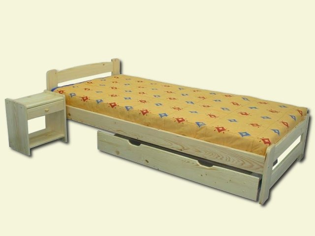 Drewniane łóżko pojedyncze z wysuwaną szufladą i szafką nocną z szufladą. Jasne drewno, żółty materac w romby. Prosty, funkcjonalny design.