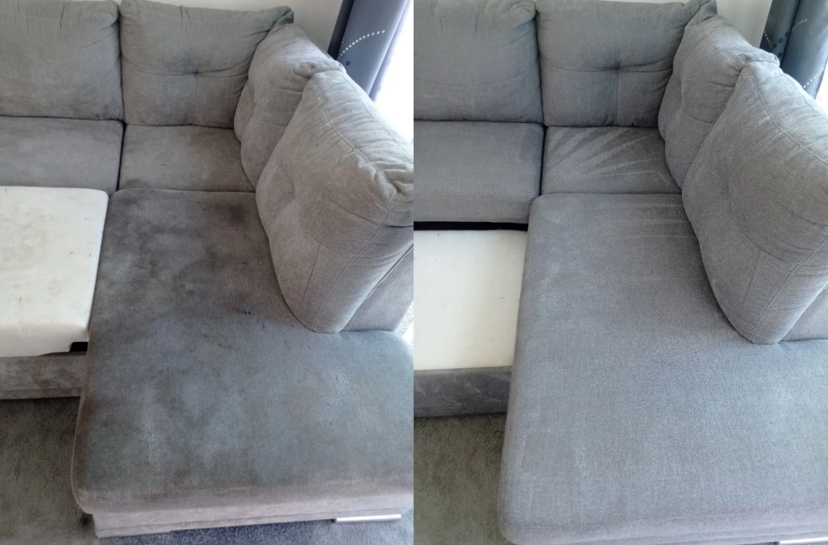 Szara, narożna kanapa przed i po czyszczeniu. Widoczna wyraźna różnica w czystości tapicerki na siedzisku i oparciu. Po lewej stronie widoczne zabrudzenia, po prawej czysta powierzchnia.