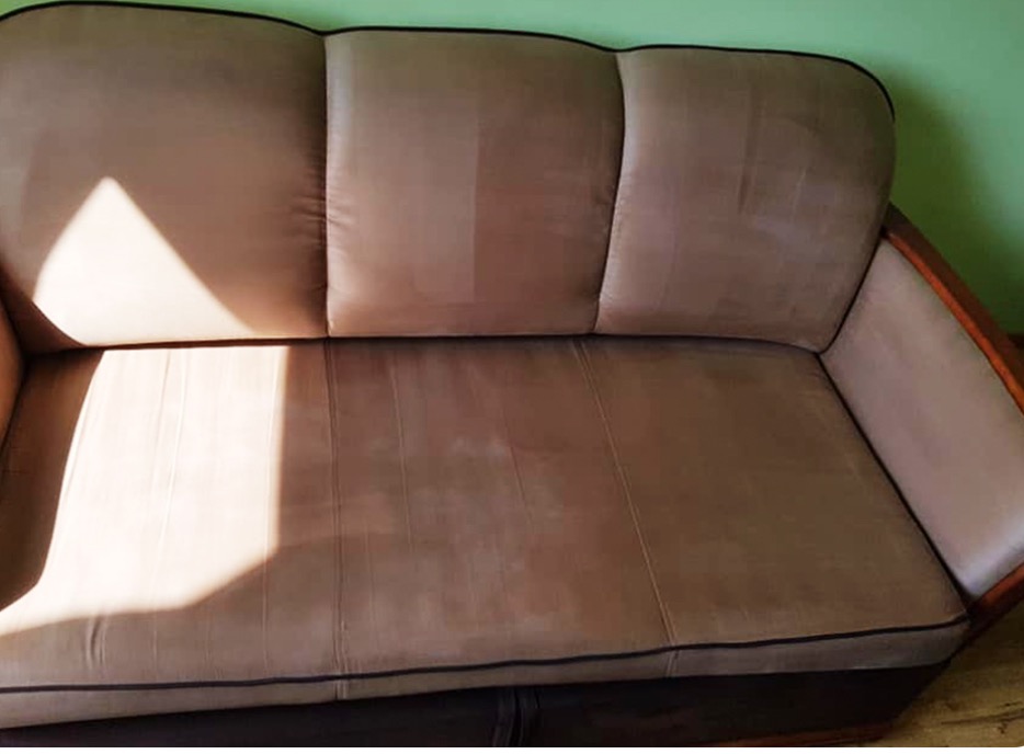 Kremowa kanapa z widocznym efektem prania: lewa strona jaśniejsza, odświeżona, prawa strona ciemniejsza, przed praniem. Widoczne różnice w odcieniach.