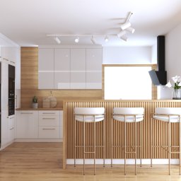 FORMA-MEBLE TOMASZ WŁÓDZIK - Nowoczesna kuchnia w bieli i drewnie: wyspa z hokerami, przeszklona witryna z oświetleniem, drewniana podłoga i okno z widokiem na zewnątrz. Minimalistyczny design.