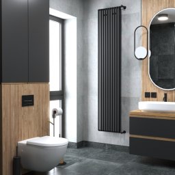 FORMA-MEBLE TOMASZ WŁÓDZIK - Nowoczesna łazienka z drewnianymi akcentami: podwójna umywalka z owalnymi lustrami, czarna armatura i grzejnik, szara podłoga i częściowo drewniane ściany.