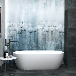 FORMA-MEBLE TOMASZ WŁÓDZIK - Nowoczesna łazienka z wolnostojącą wanną na tle ściany z motywem flamingów. Marmurowy stolik z kosmetykami i dekoracyjne lustro dodają elegancji.