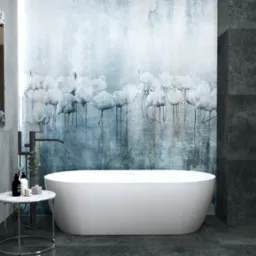 Nowoczesna łazienka z wolnostojącą wanną na tle ściany z motywem flamingów. Marmurowy stolik z kosmetykami i dekoracyjne lustro dodają elegancji.