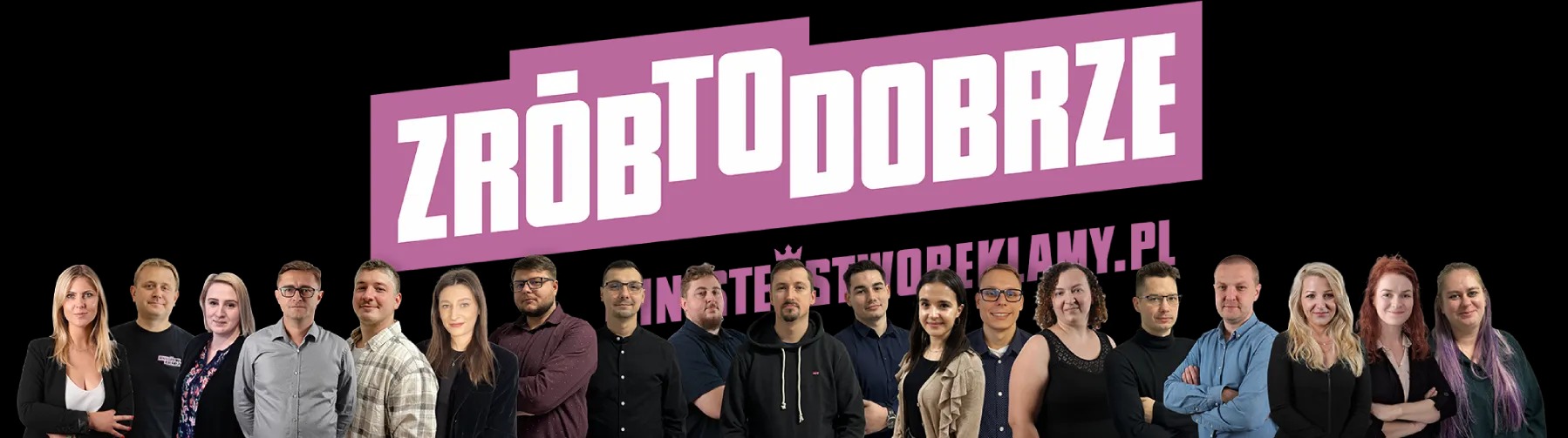Zespół agencji reklamowej 'Zrób To Dobrze' prezentuje się na tle logo i adresu strony internetowej w kolorze fuksji, na czarnym tle.
