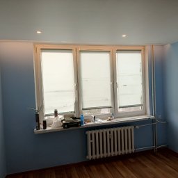 Sufit podwieszany z wnęka LED oraz schowanym karniszem