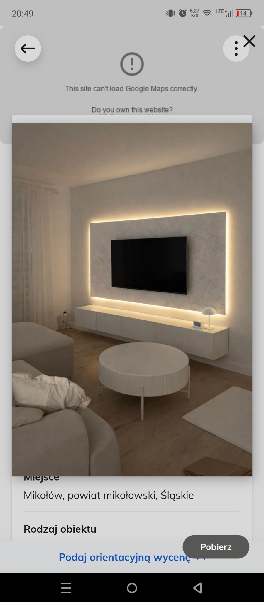 Minimalistyczny salon z podświetlanym panelem TV, okrągłym stolikiem i jasną sofą. Nowoczesne wykończenie wnętrza z drewnianą podłogą i subtelnym oświetleniem.