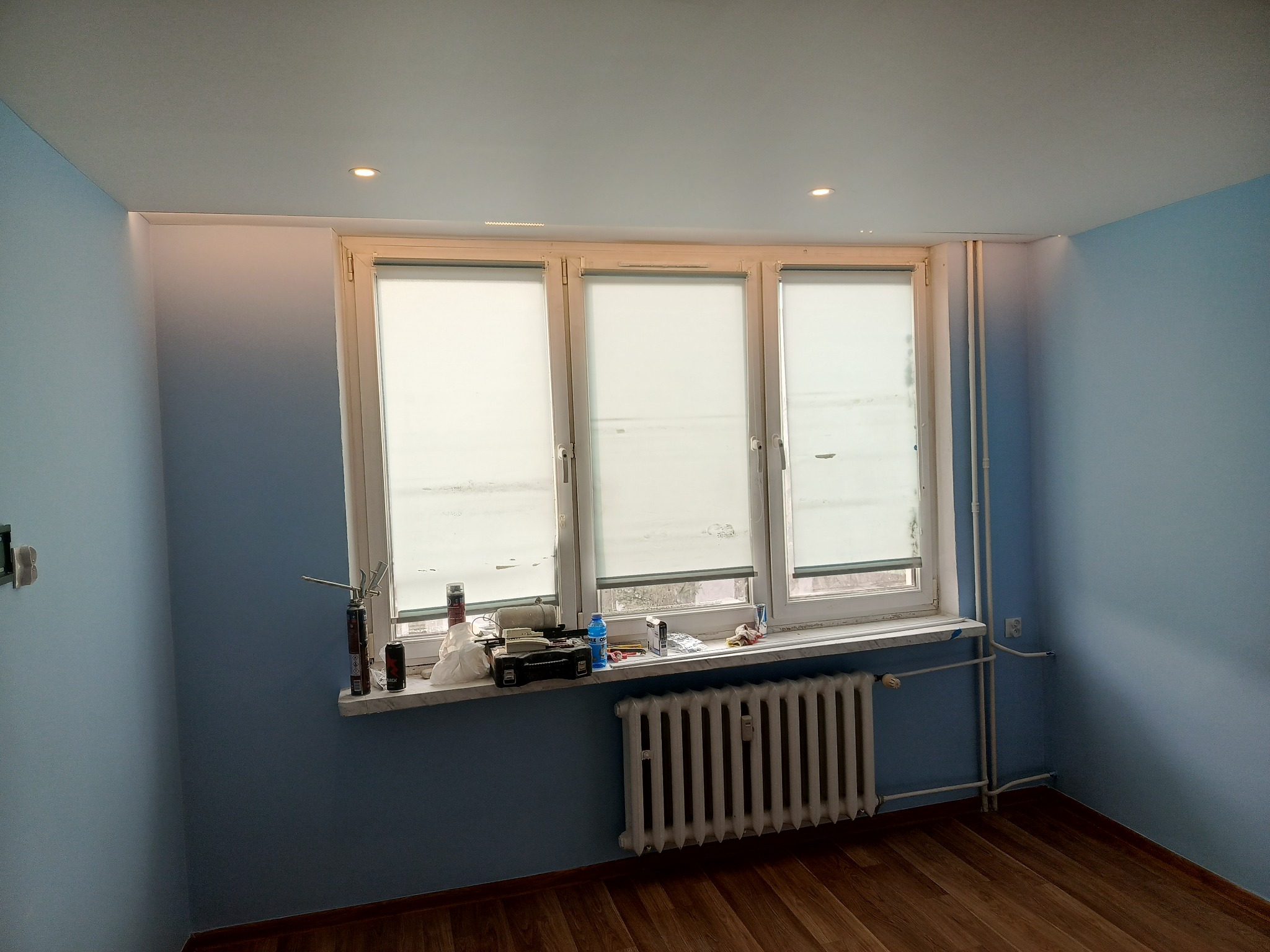 Sufit podwieszany z wnęka LED oraz schowanym karniszem