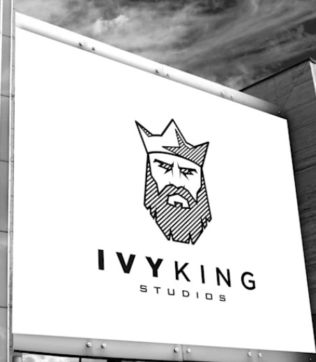 Czarno-białe zdjęcie szyldu 'IVYKING STUDIOS' z graficznym wizerunkiem brodatego króla w koronie, umieszczonego na tle pochmurnego nieba i fragmentu budynku.