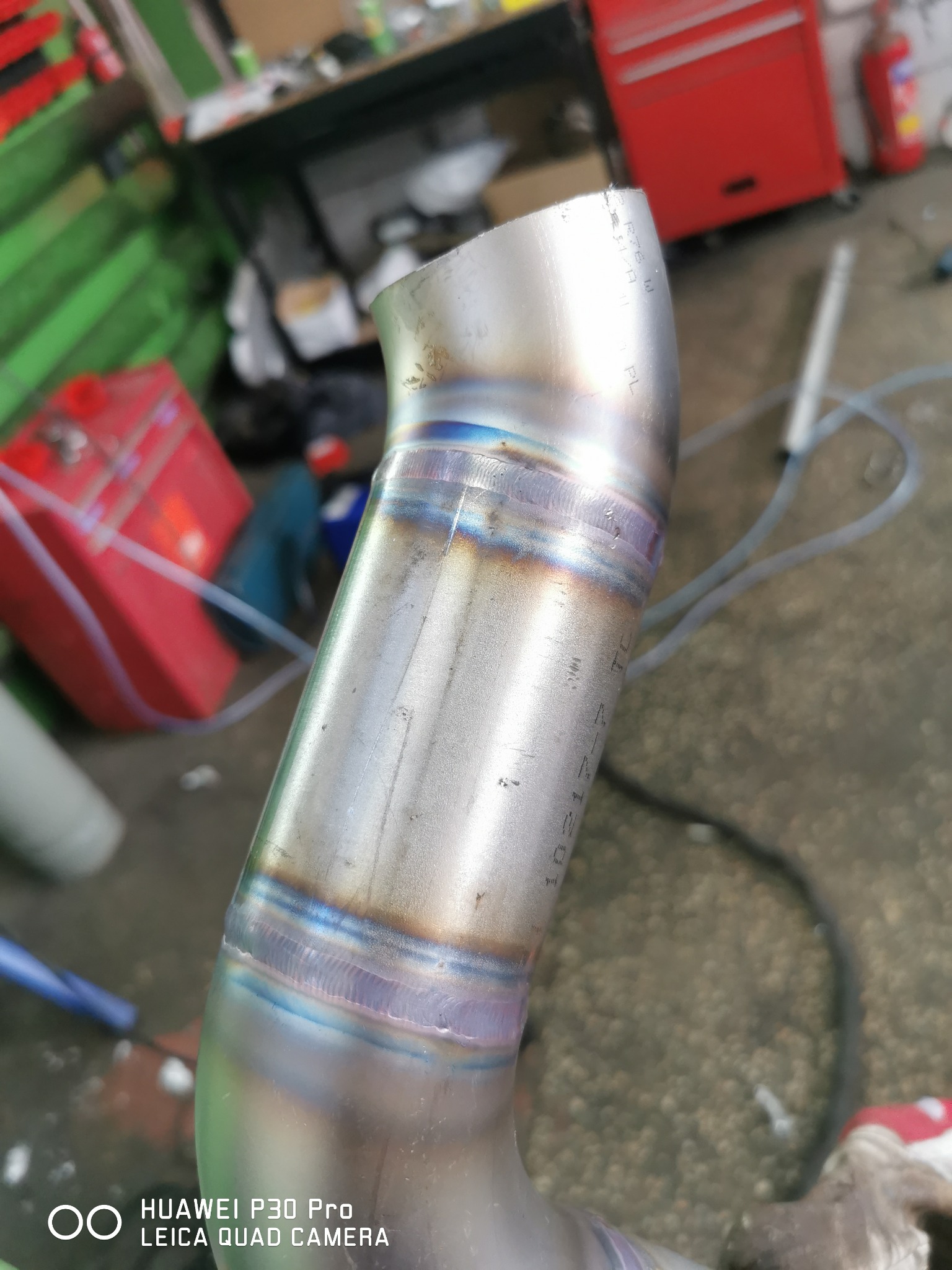 Precyzyjnie spawany, nierdzewny element rurowy z widocznymi, estetycznymi spoinami. Detal z bliska, ukazujący jakość wykonania i dbałość o szczegóły.