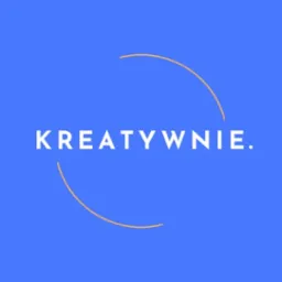 Błękitne tło z białym napisem 'KREATYWNIE.' obramowanym od góry i dołu złotymi łukami. Minimalistyczny design logo.