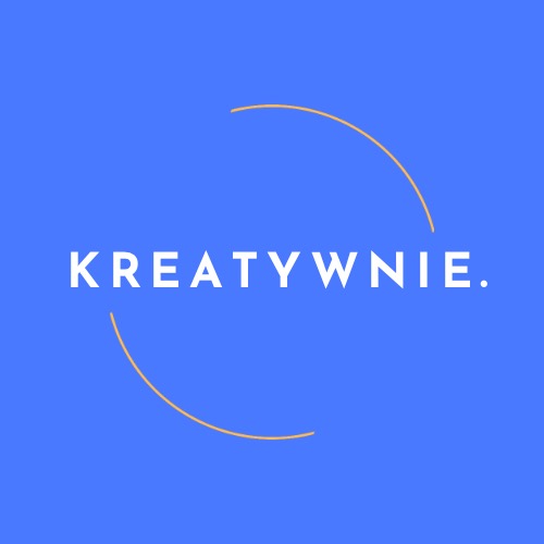 Błękitne tło z białym napisem 'KREATYWNIE.' obramowanym od góry i dołu złotymi łukami. Minimalistyczny design logo.
