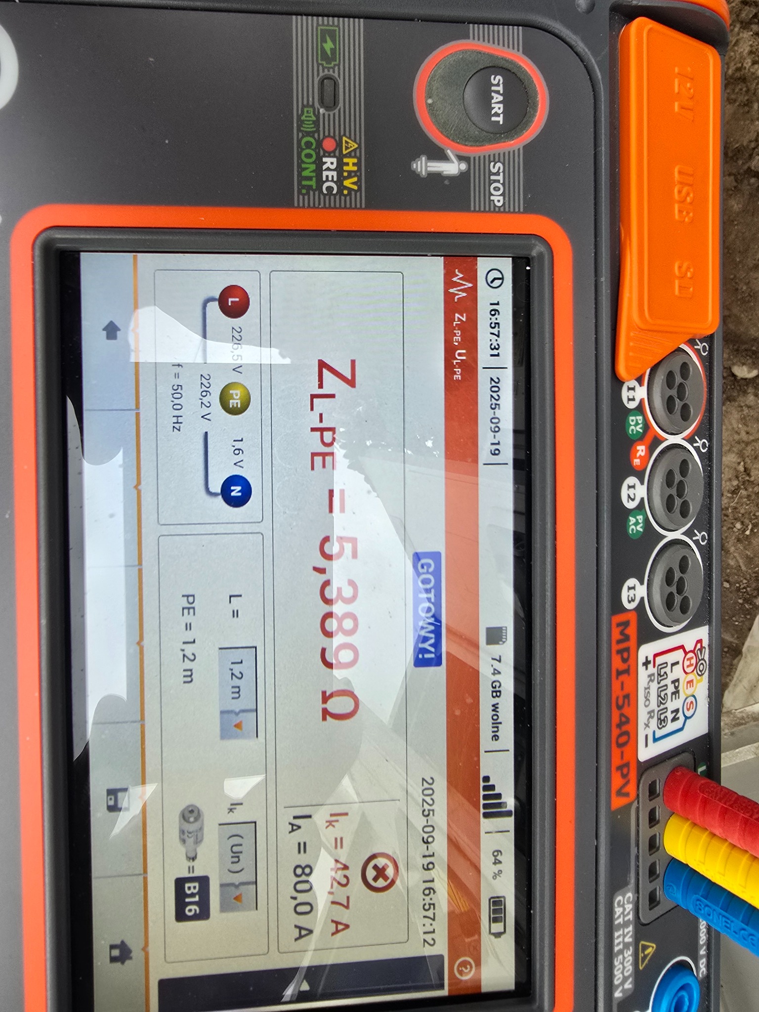 Miernik MPI-540-PV z ekranem prezentującym wyniki ZL-PE=5,389 Ω, Ik=42,7 A, Ia=80,0 A, 226.5V. Widoczne gniazda pomiarowe z wpiętymi przewodami.