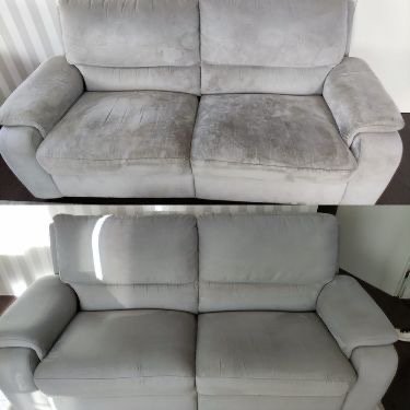 Kanapa przed i po czyszczeniu, widoczne plamy na górnym zdjęciu i czysta tapicerka na dolnym, jasnoszary odcień, pionowy format prezentuje efekt usługi.