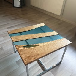 Stolik z dębu z żywicą epoksydową 